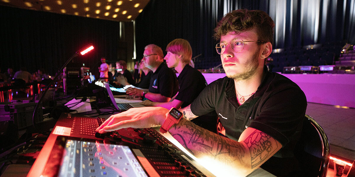 mitarbeiter von brenzel am bedienplatz in der grugahalle essen