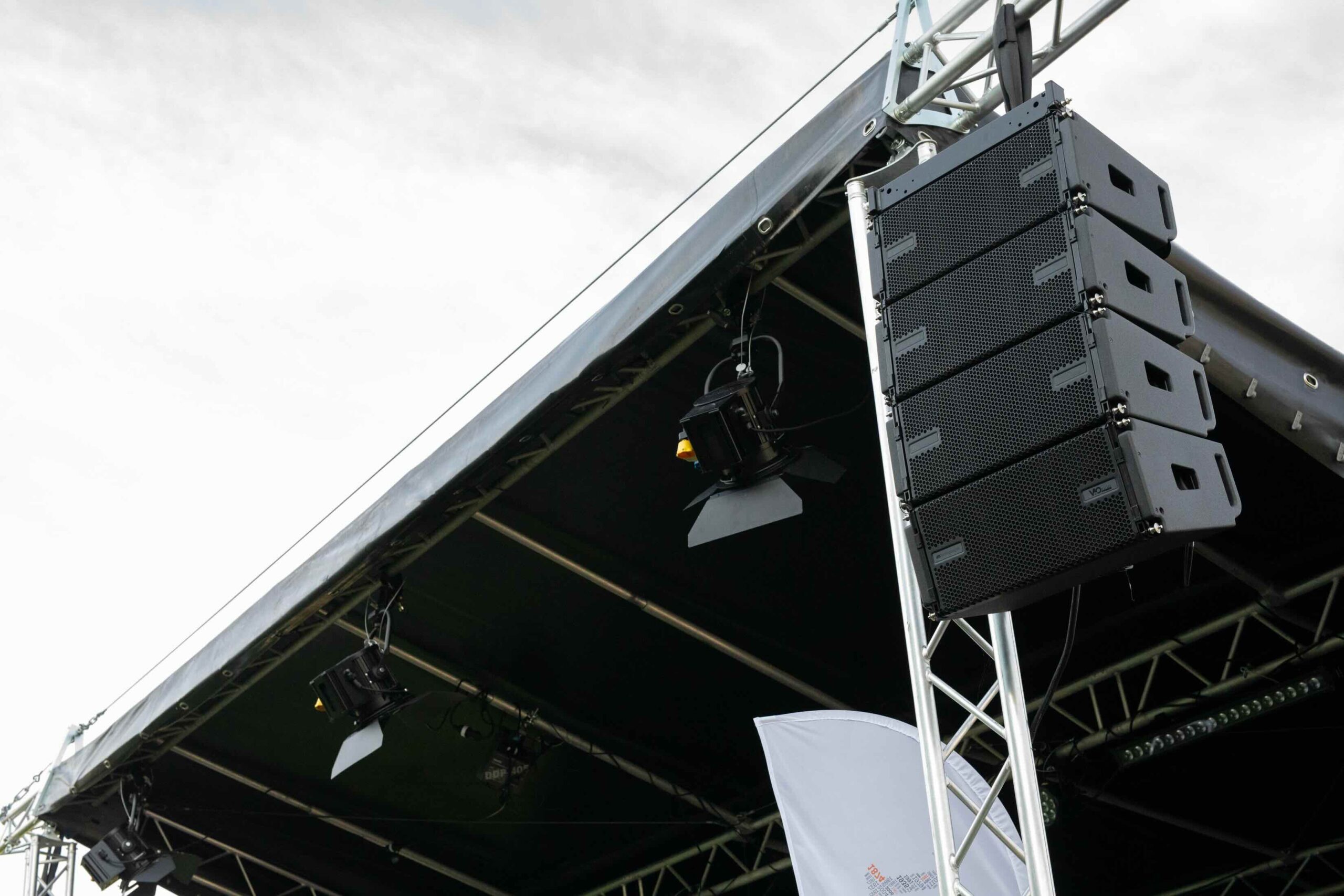 db technologies vio line array an traverse geflogen