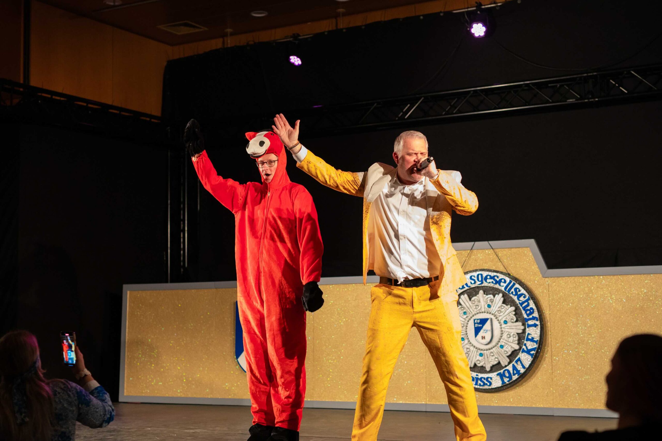 die mallorcacowboys und das rote pferd auf der buehne mit funkmikrofon vom brenzel beschallungsservice