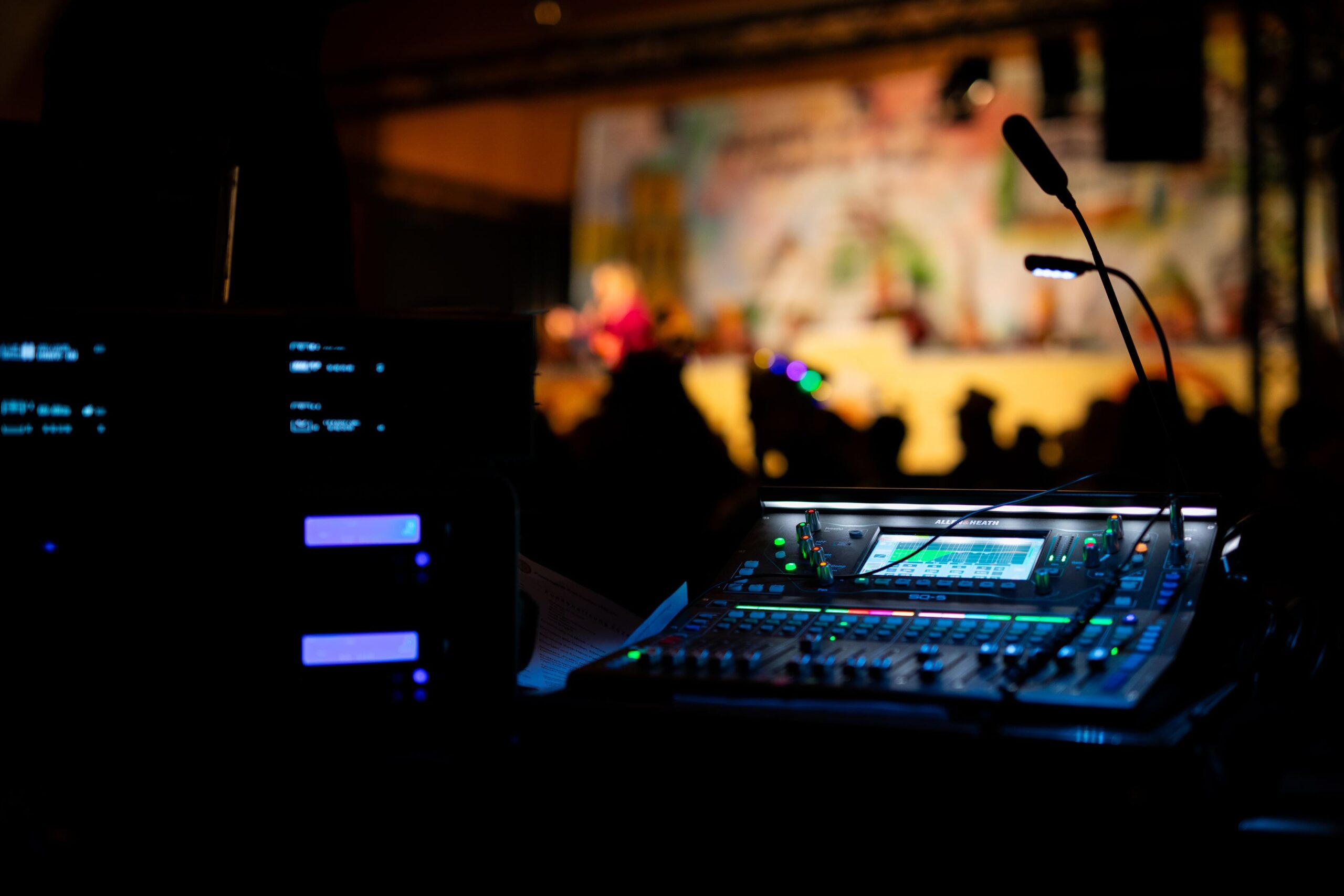 digitalmischpult-allen-heath-sq--und-audio-technica-kopfhörer digitalmischpult allen heath sq und audio technica kopfhoerer