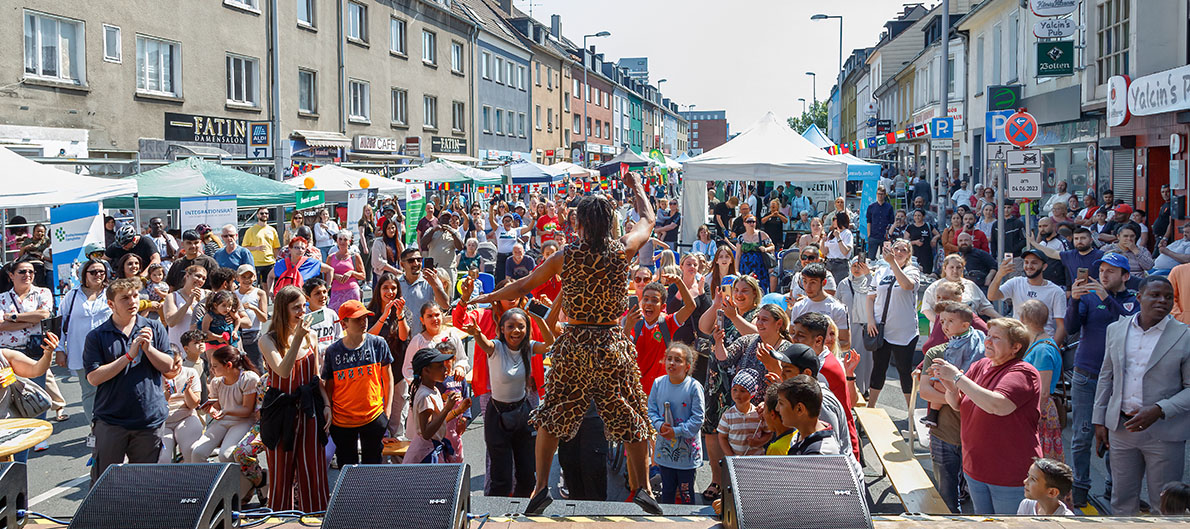 feuershow auf der buehne des brenzel beschallungsservice beim fest der nationen