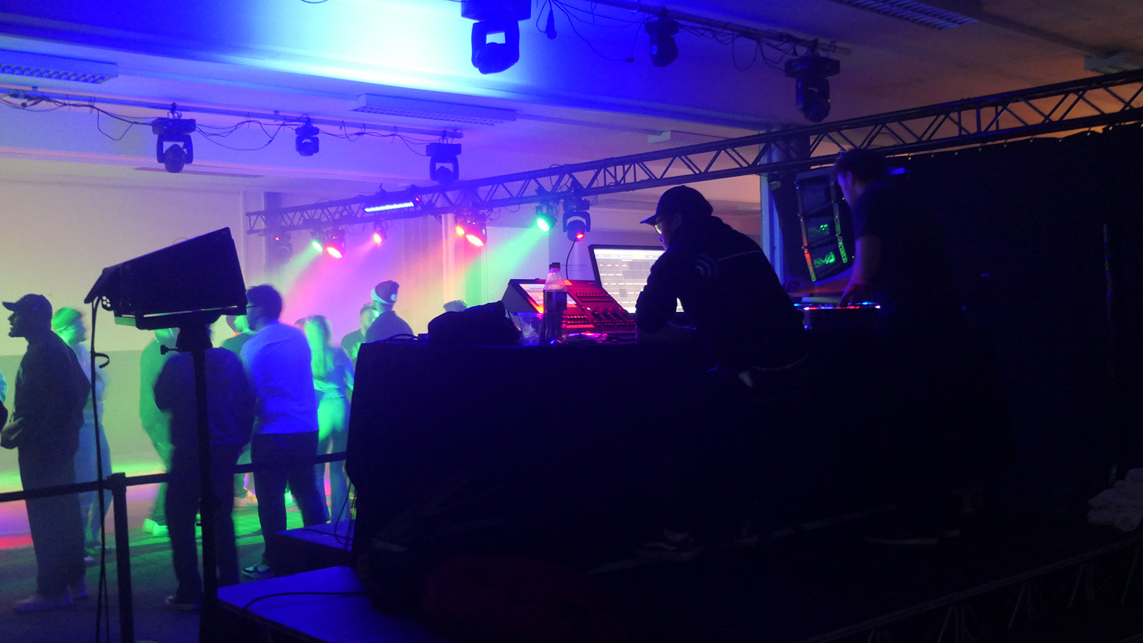 lightjockey des brenzel beschallungsservice arbeitet mit dj zusammen