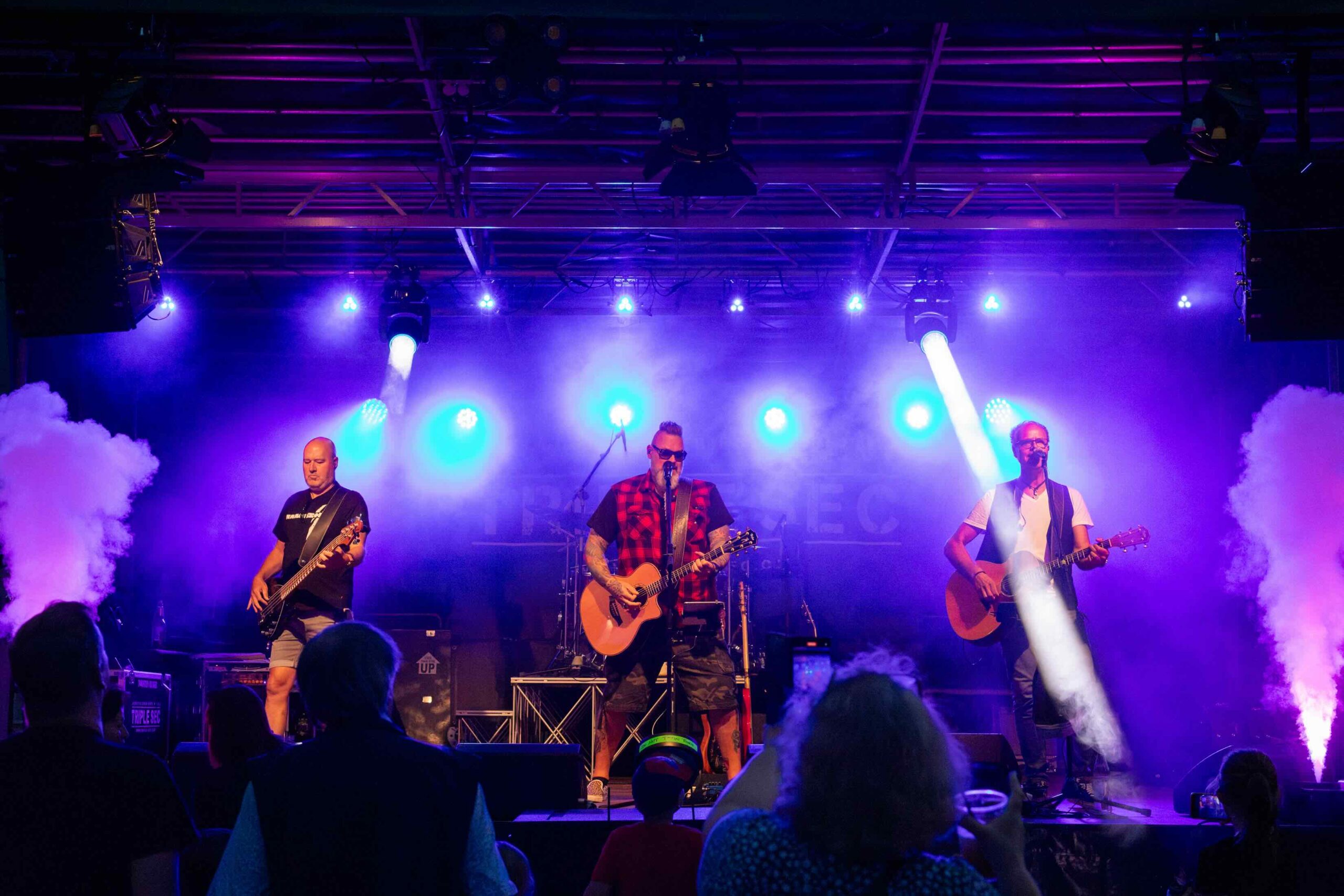 movingheads und nebelmaschinen bei rockkonzert