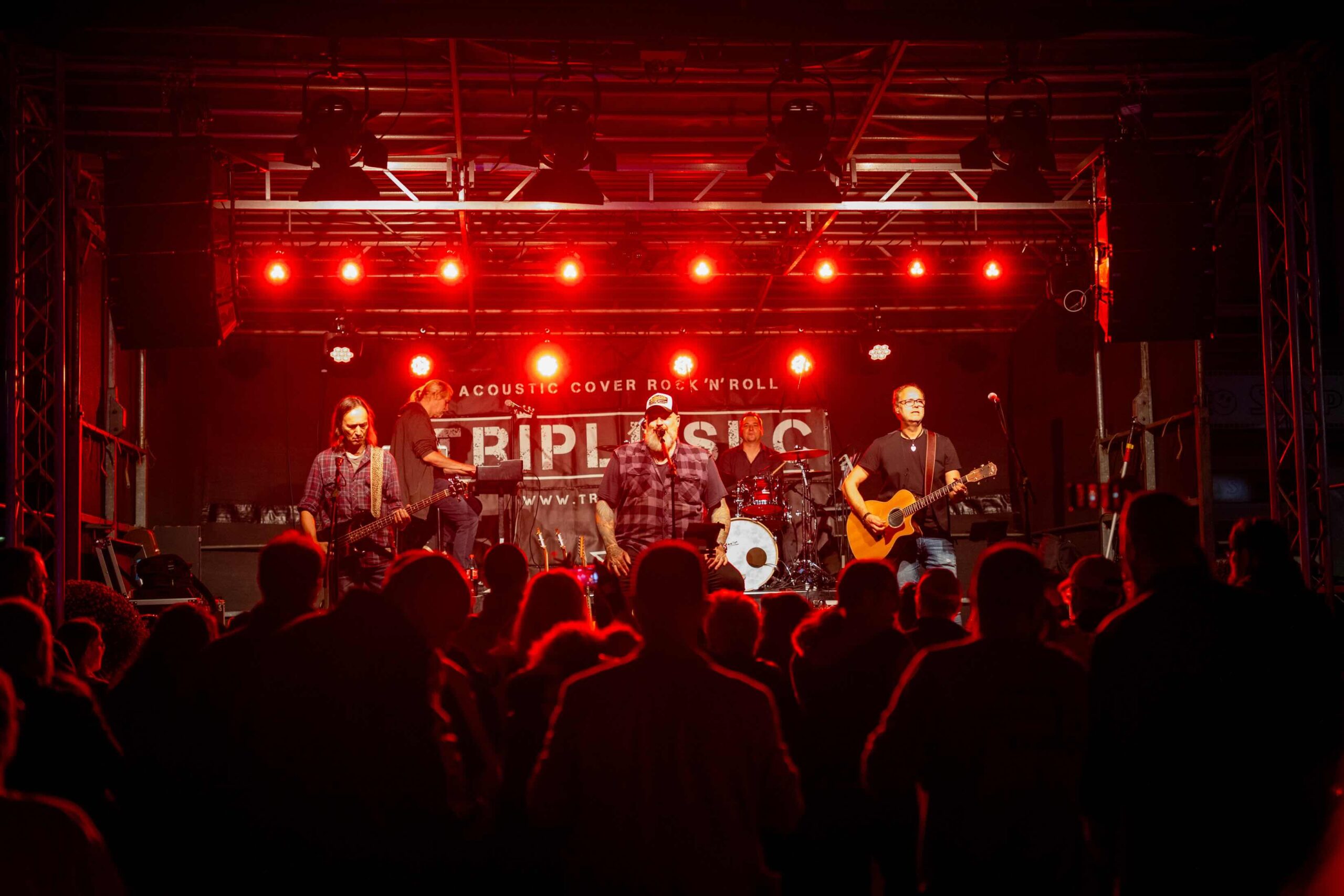 rockband triple sec auf der in rotes licht gehuellten buehne beim sommerfest hochdahler markt