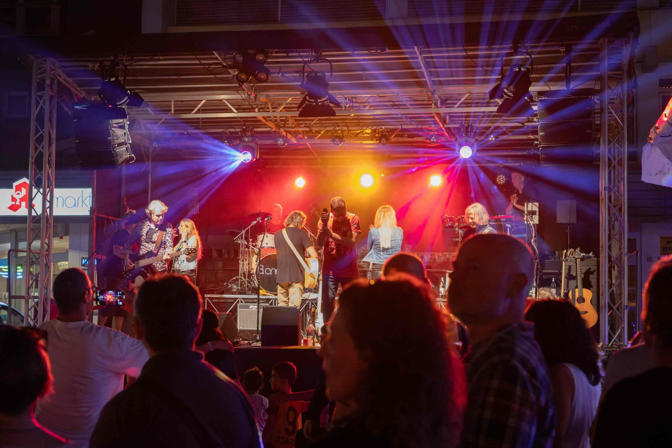 strahlengaenge von movingheads beim sommerfest auf dem hochdahler markt