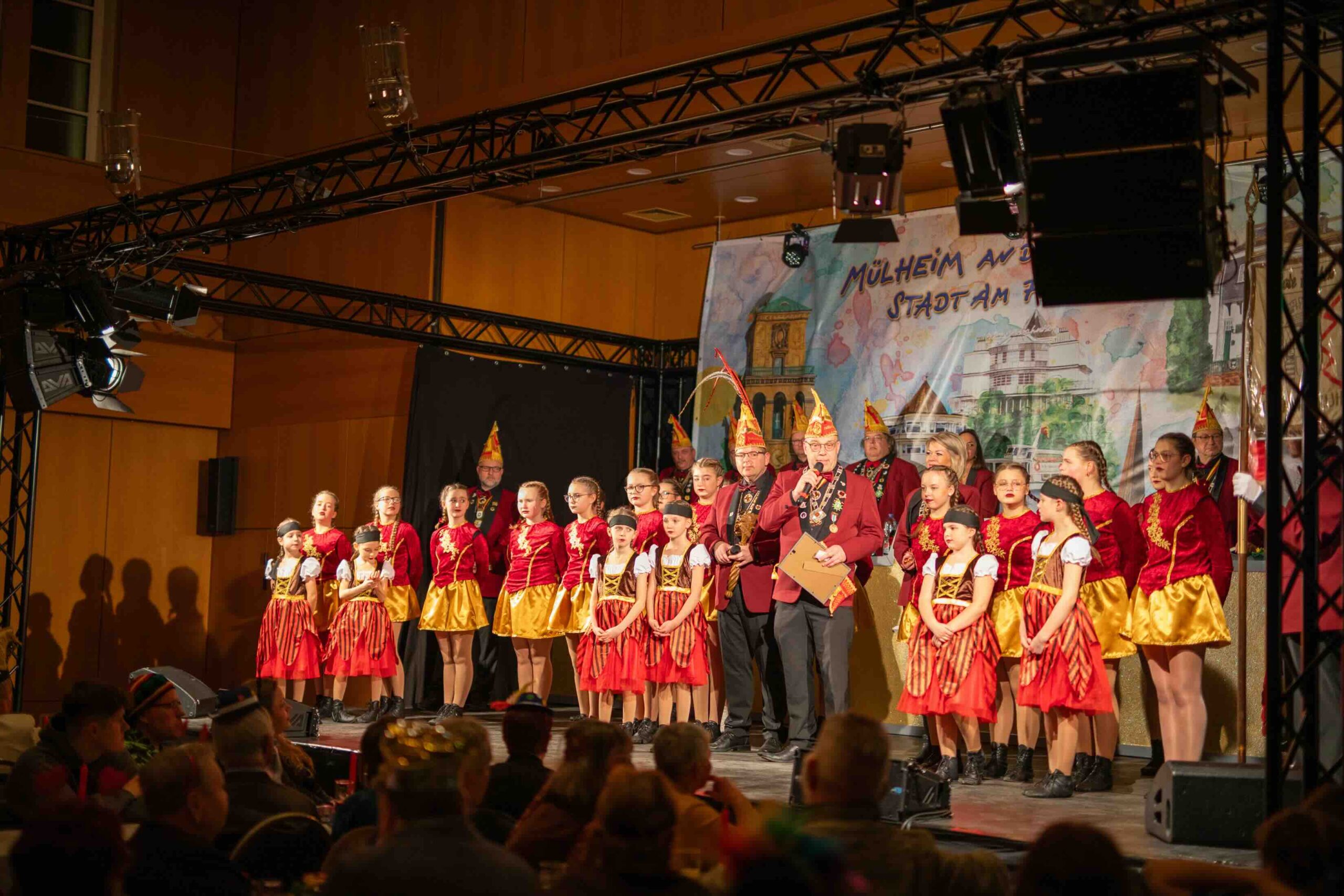 tanzgarde der roten funken auf der buehne
