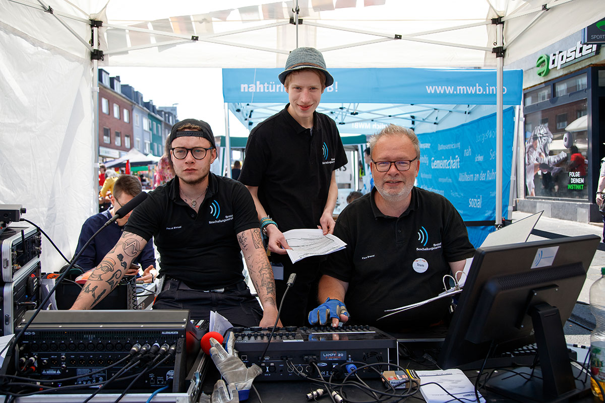 team-des-brenzel-beschallungsservice-beim-stadtteilfest-eppinghofen team des brenzel beschallungsservice beim stadtteilfest eppinghofen