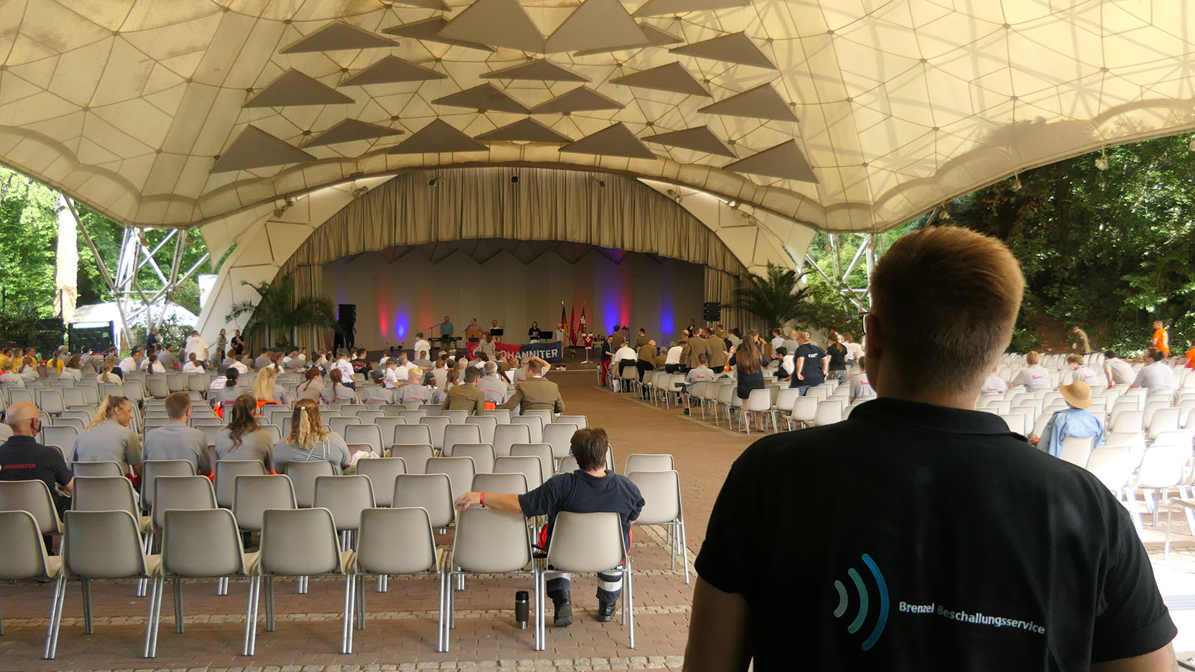 techniker des brenzel beschallungsservice betreut den musikpavillon in der gruga essen